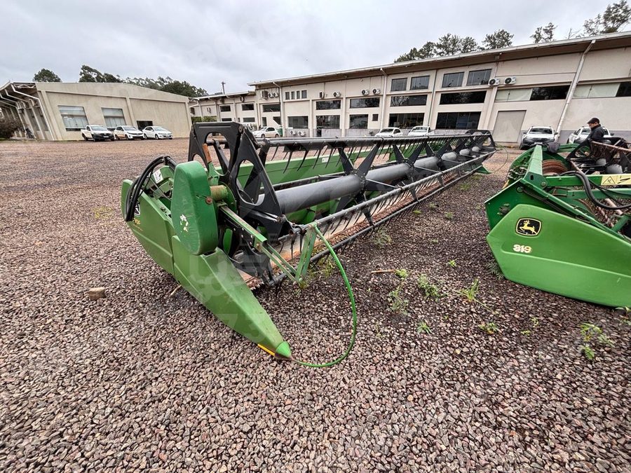 Máquina agrícola 2008 em leilão em Cacequi/RS