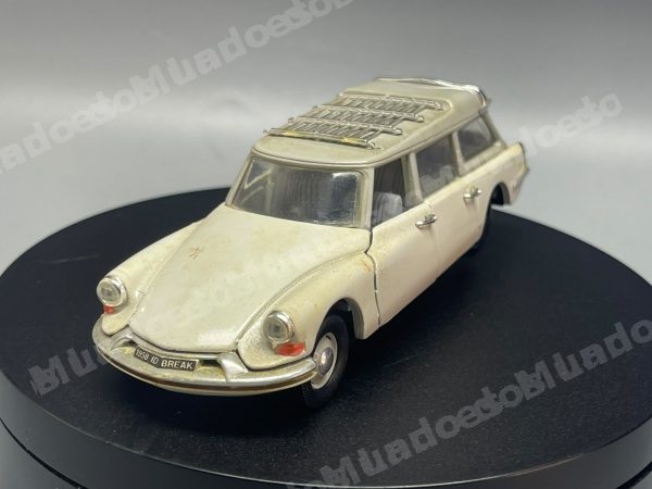 Veículo 1958 em leilão em Petrópolis/RJ