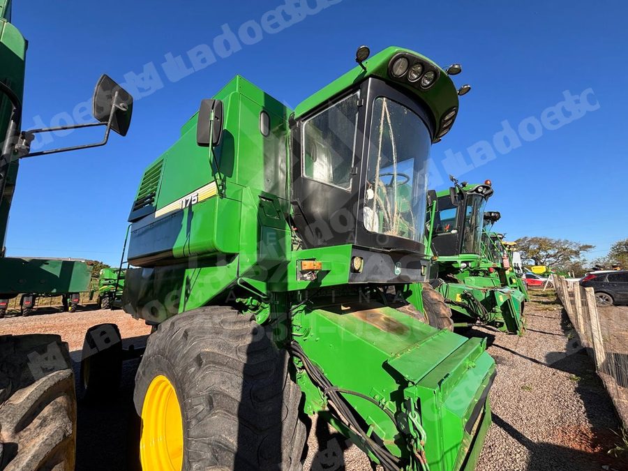 Máquina agrícola 2003 em leilão em Carazinho/RS