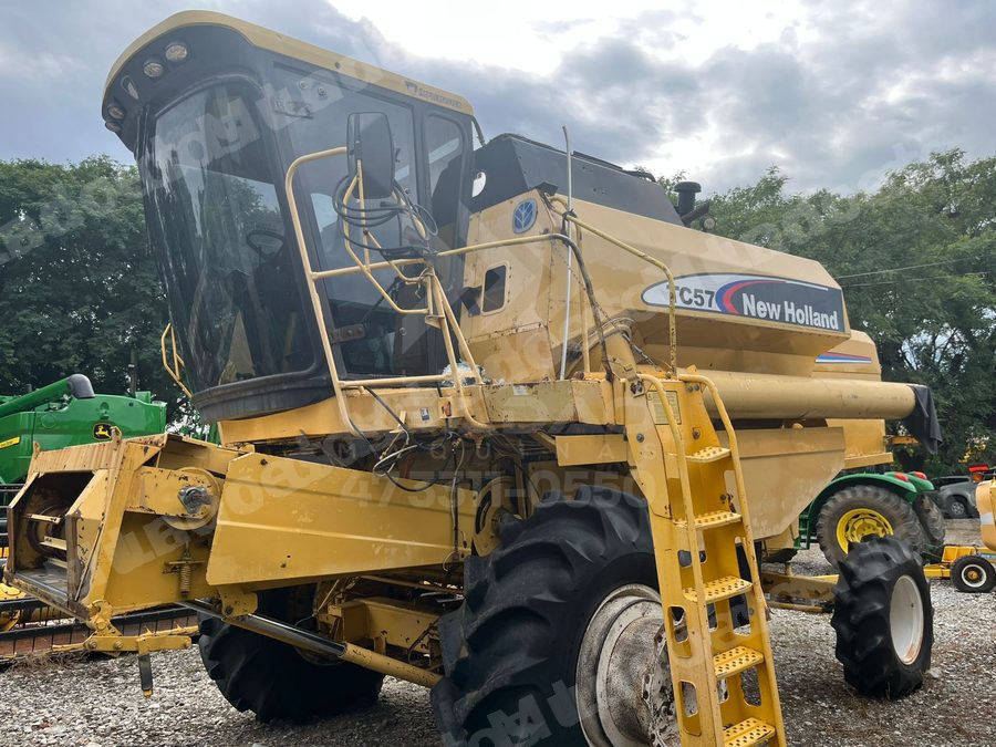 Máquina agrícola 2004 em leilão em Colorado/RS