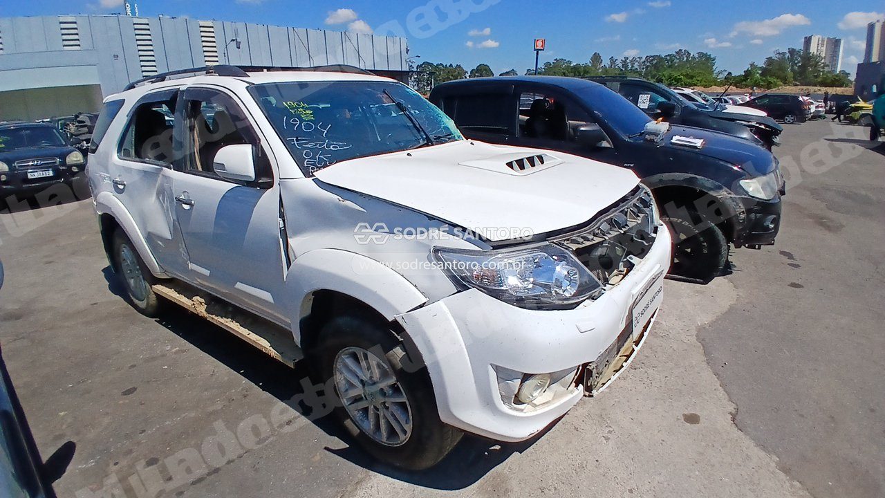 Toyota Hilux Sw4 Srv4X4 2015 em leilão em Brasil