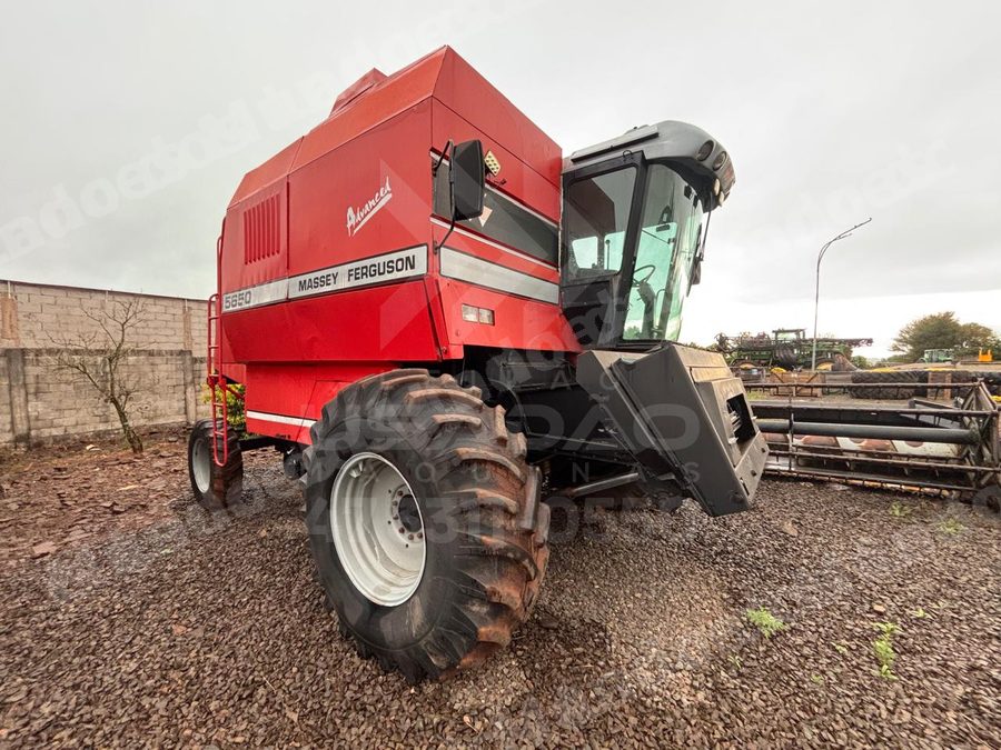 Máquina agrícola 2005 em leilão em Alegrete/RS