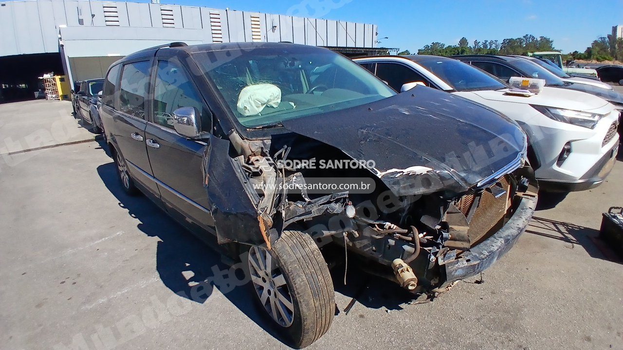 Chrysler Town Country 2009 em leilao em Brasil