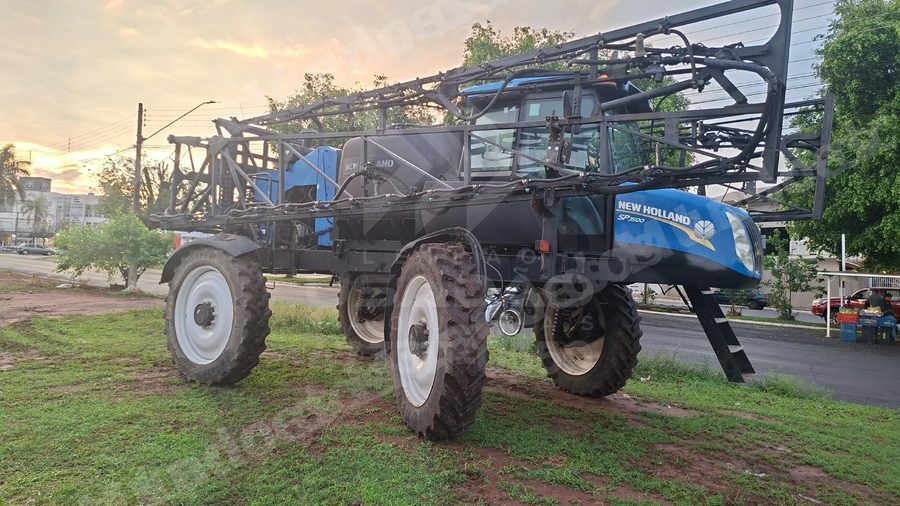 Máquina agrícola 2013 em leilão em Cotia/SP