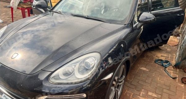 Porsche Cayenne 2010 em leilao em Londrina/PR
