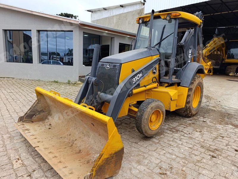 Máquina agrícola 2012 em leilão em São José dos Pinhais/PR