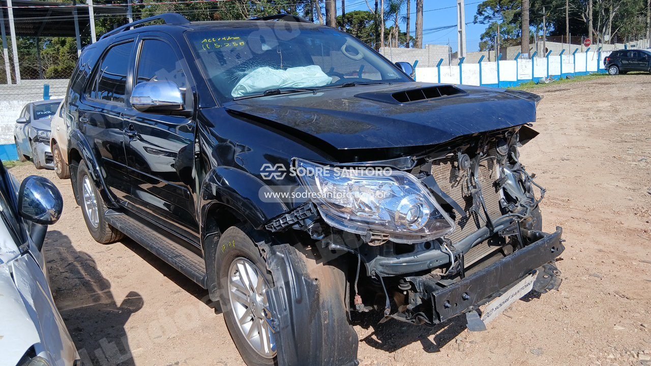 Toyota Hiluxsw4 Srv4X4 2015 em leilao em São José dos Pinhais/PR