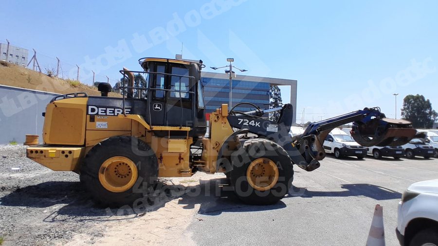 Máquina agrícola 2020 em leilão em Formiga/MG