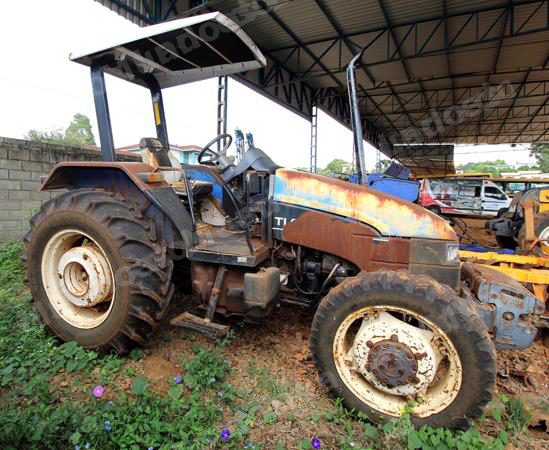 Máquina agrícola 2001 em leilão em Brasil