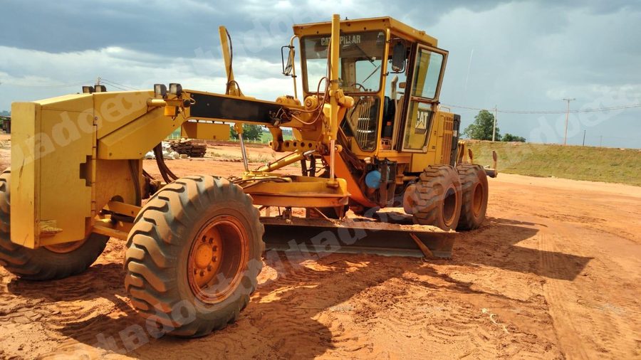 Máquina agrícola 2000 em leilão em Cambé/PR