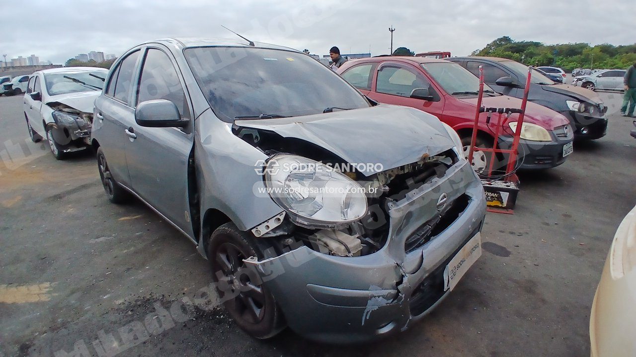 Nissan March 10S Flex 2013 em leilão em Brasil