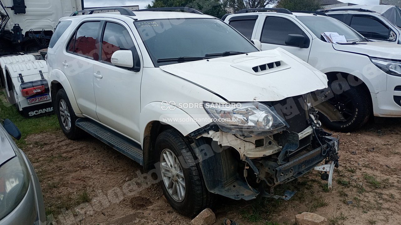 Toyota Hiluxsw4 Srv4X4 2014 em leilão em São José dos Pinhais/PR