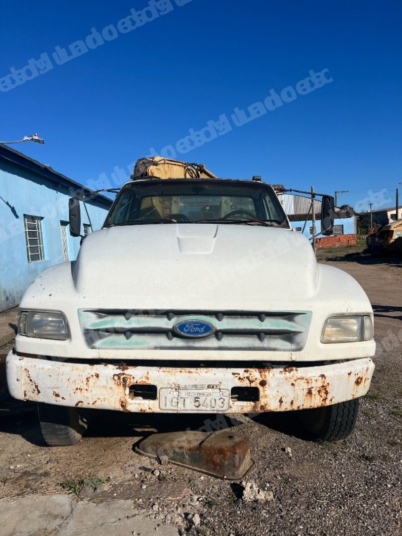 Ford F12000 em leilao em Brasil