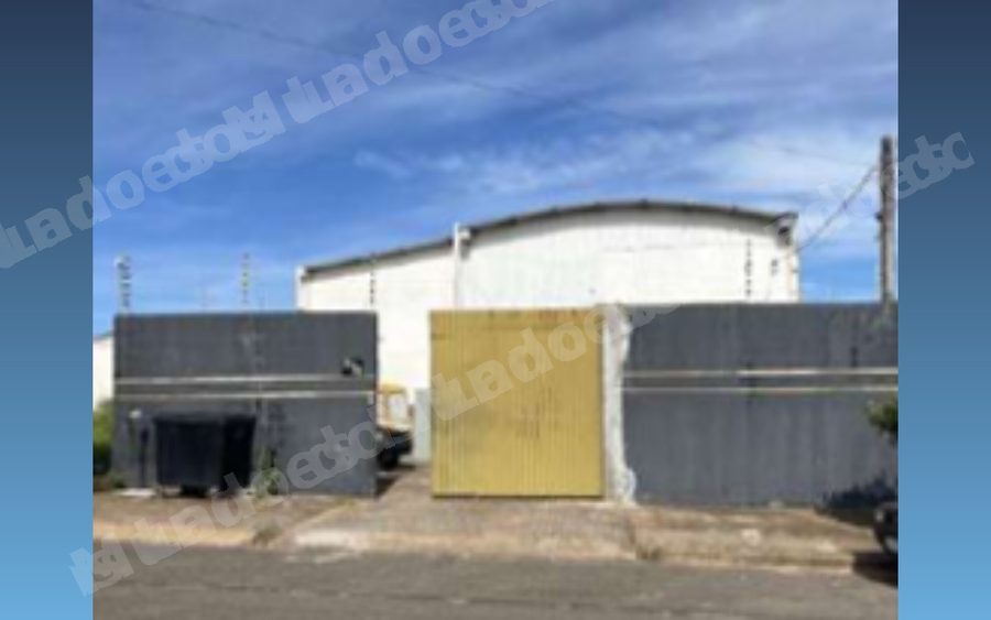 Imóvel comercial de 585 m2 em leilão em Loanda/PR